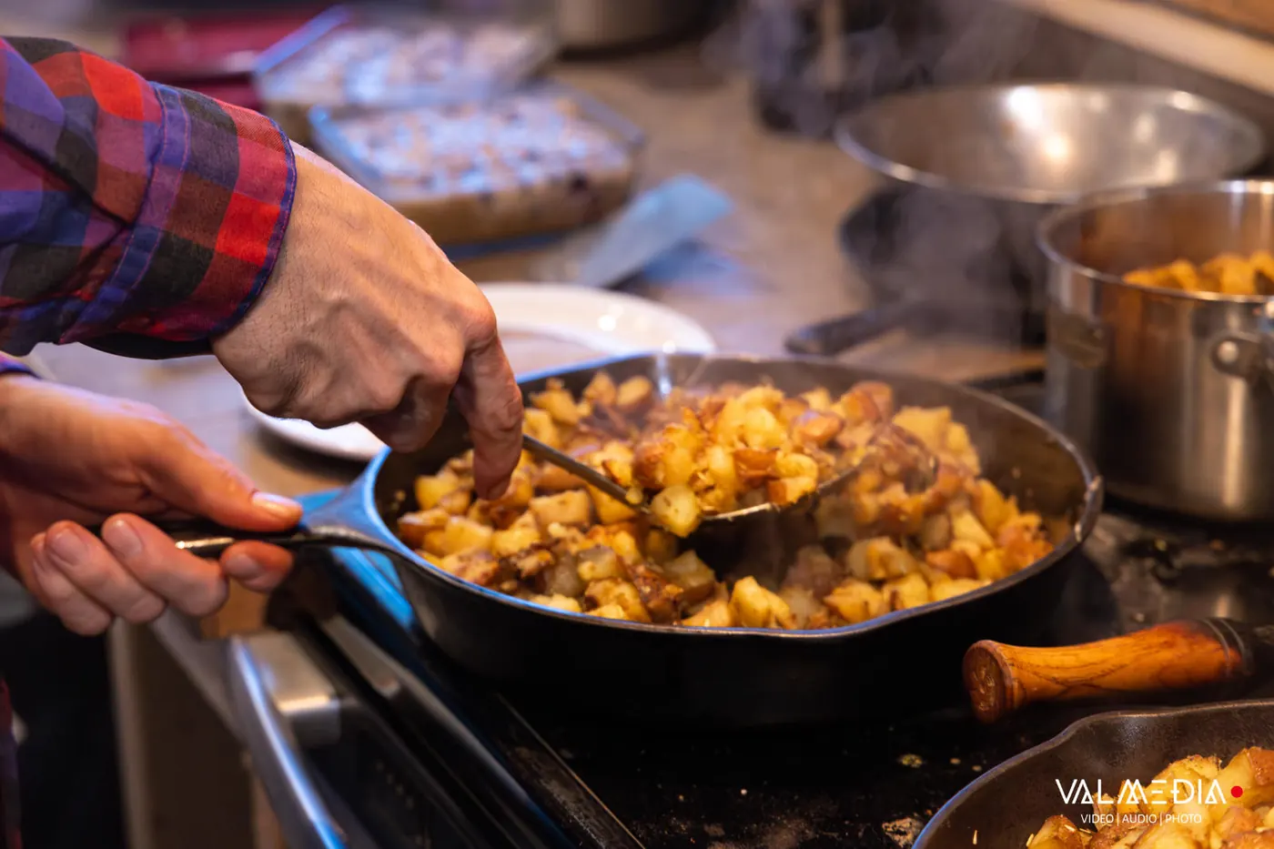 Des patates rissolées qu'on sert à la louche, dans la poêle en fonte.