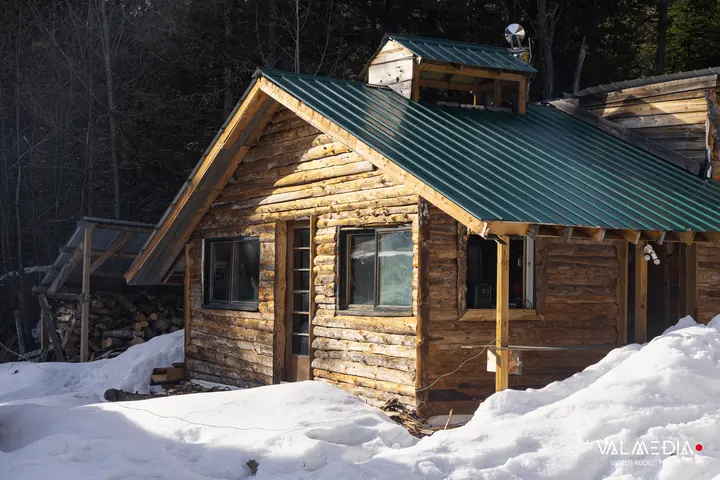 The log cabin with the green roof, in the snow